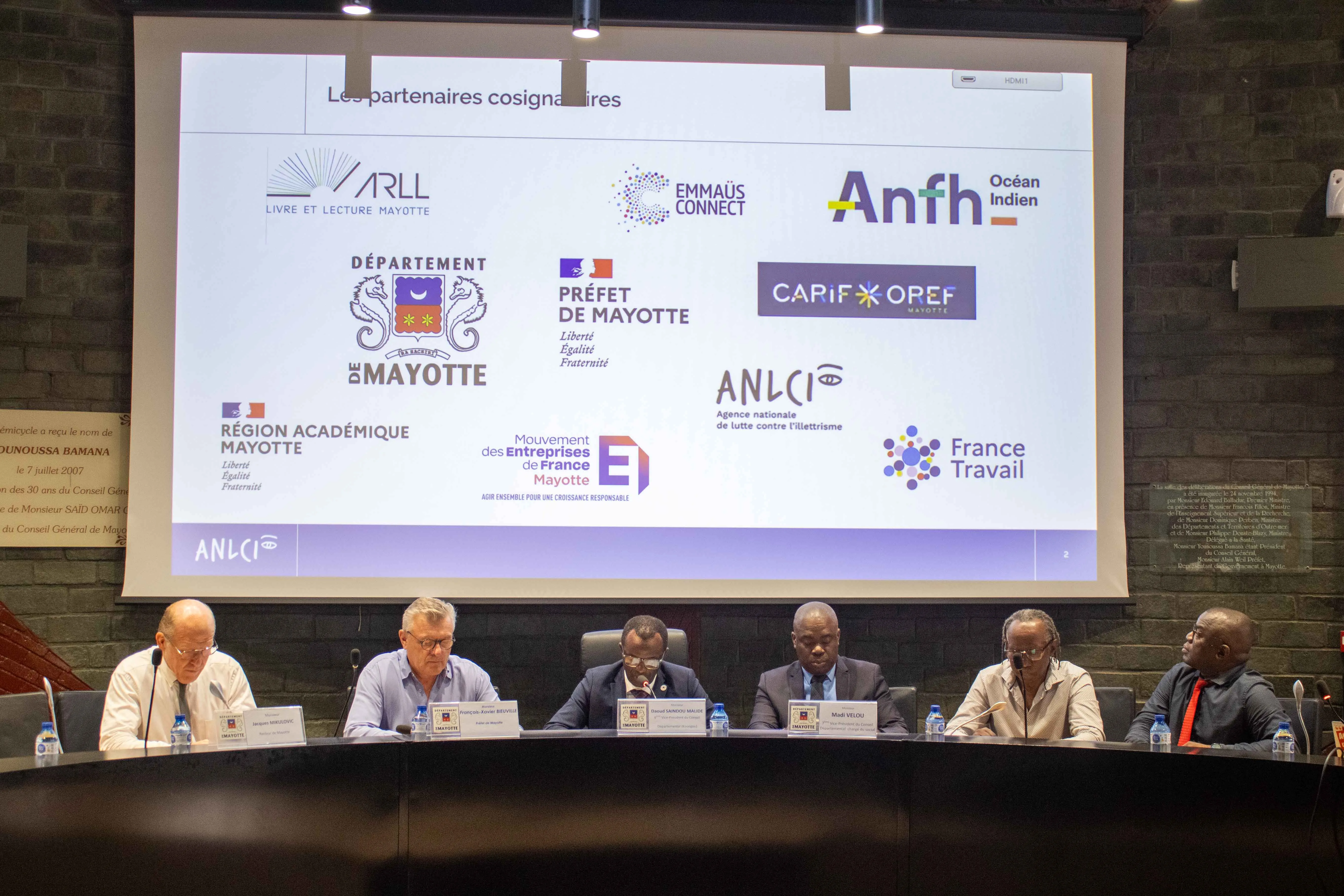 La lutte contre l’illettrisme à Mayotte est essentielle pour répondre aux défis sociaux et économiques de ce territoire unique.